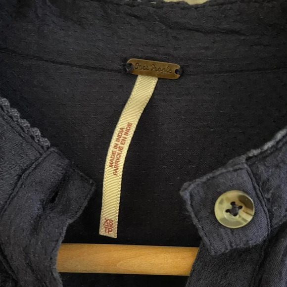 Women’s Free People navy blue long sleeve button down embroidered detail top XS - Picture 3 of 3